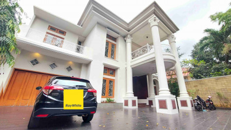 DIJUAL RUMAH MEWAH DI DARMAWANGSA X, KEBAYORAN BARU, SIAP HUNI, PRIVATE POOL, 7 BEDROOMS