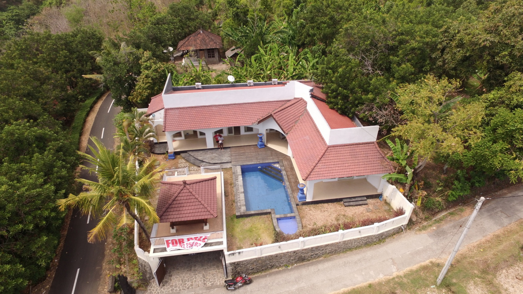 LARGE VILLA 15 MINUTES FROM LOVINA SITUATED IN QUIET AREA