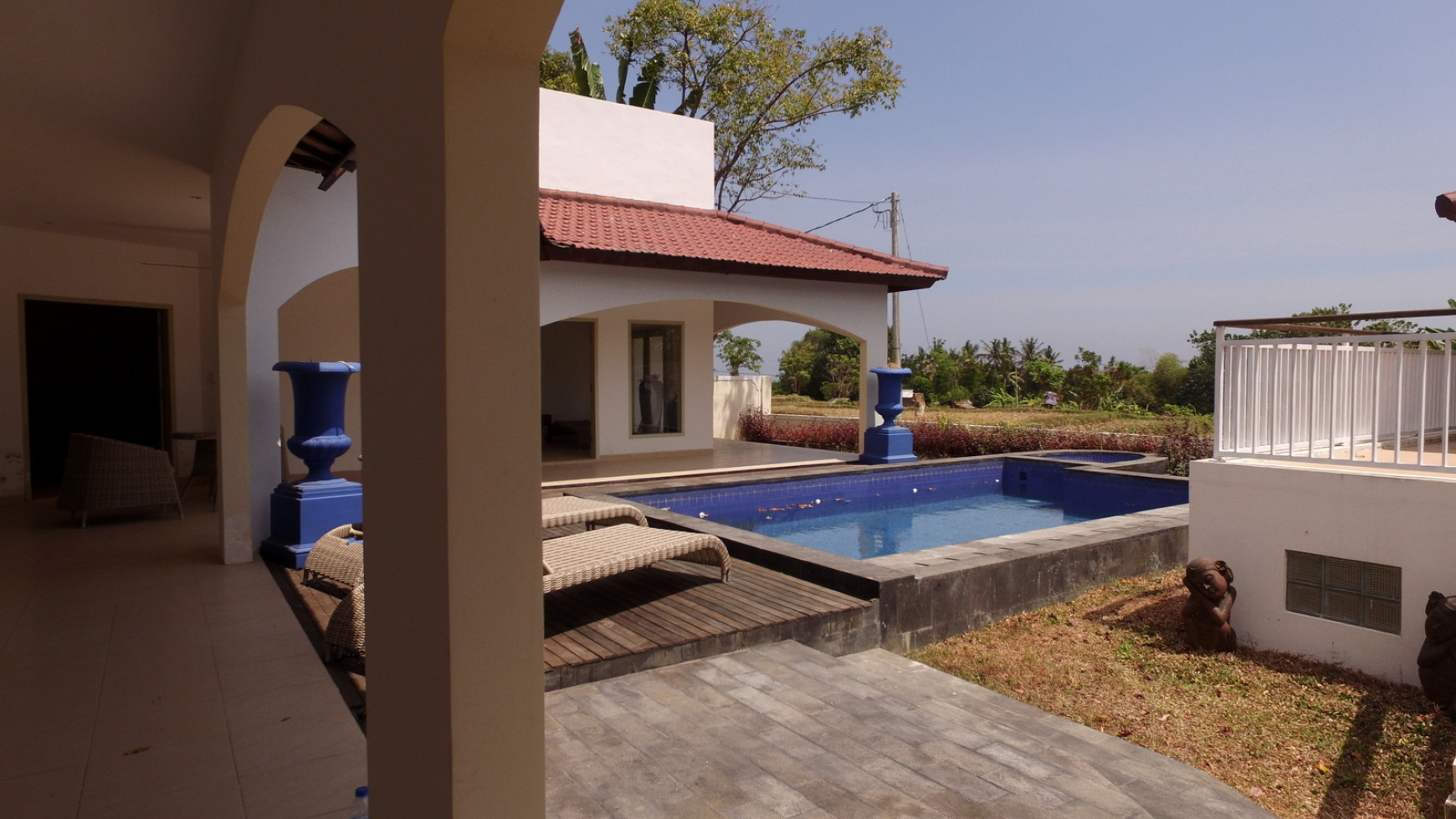 LARGE VILLA 15 MINUTES FROM LOVINA SITUATED IN QUIET AREA