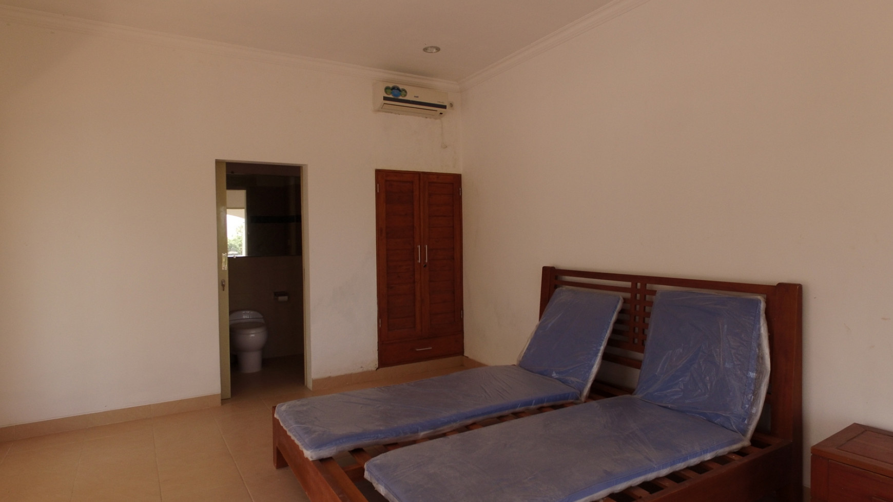 LARGE VILLA 15 MINUTES FROM LOVINA SITUATED IN QUIET AREA