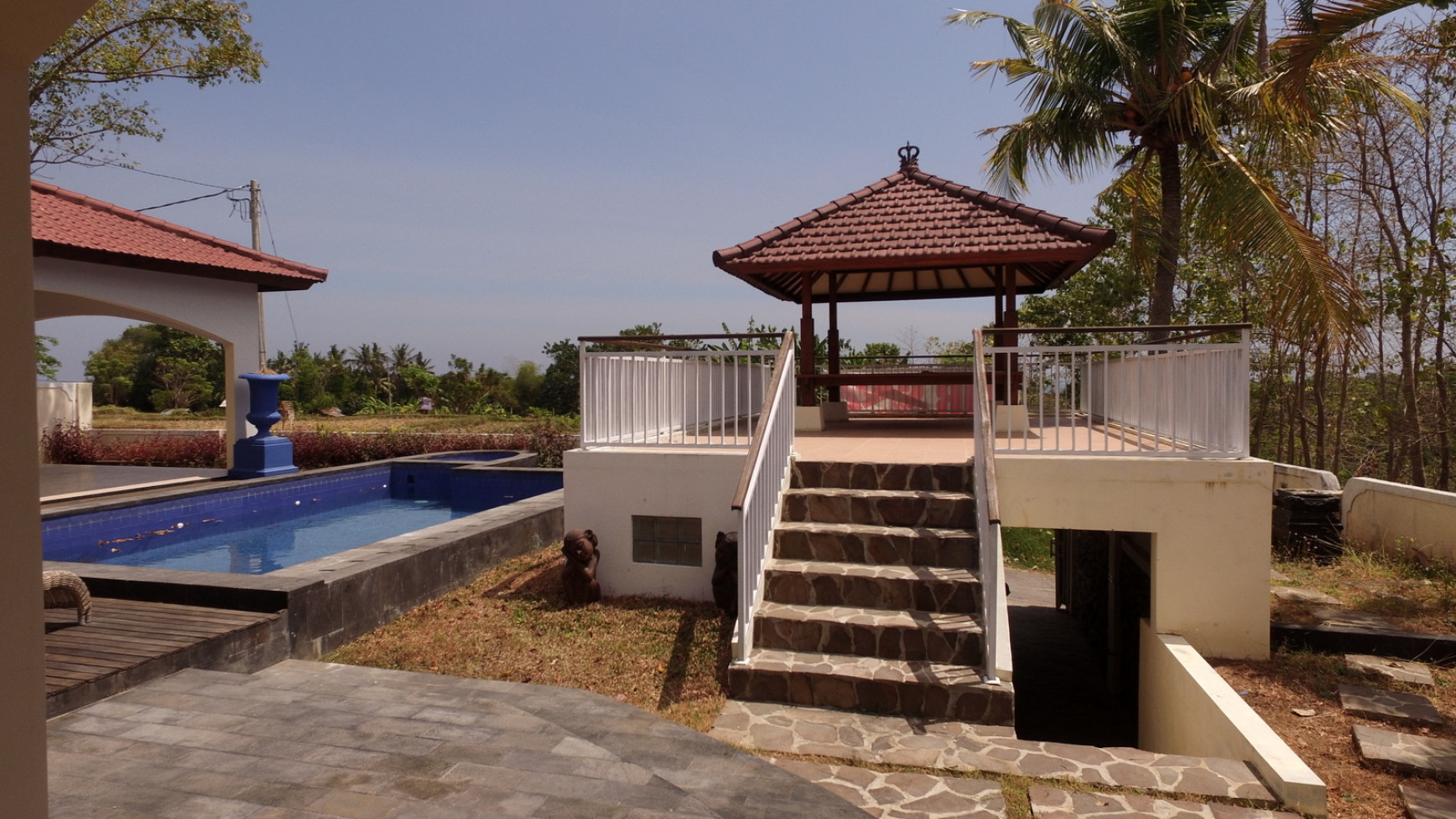 LARGE VILLA 15 MINUTES FROM LOVINA SITUATED IN QUIET AREA