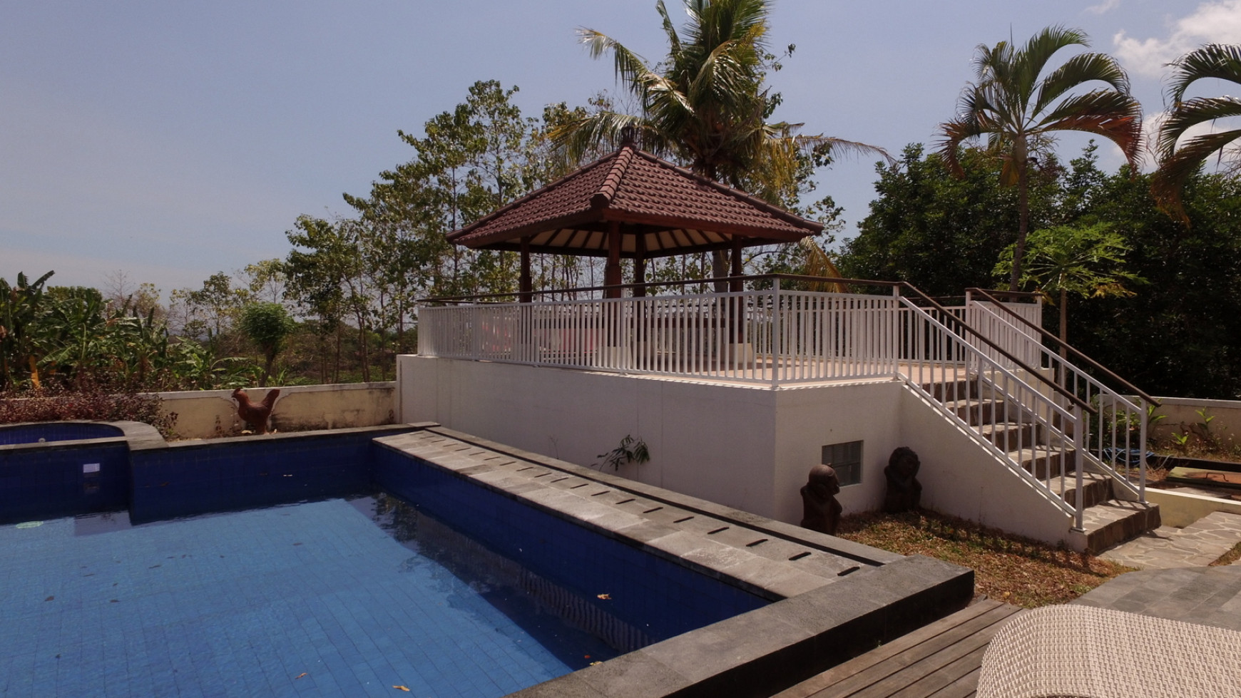 LARGE VILLA 15 MINUTES FROM LOVINA SITUATED IN QUIET AREA