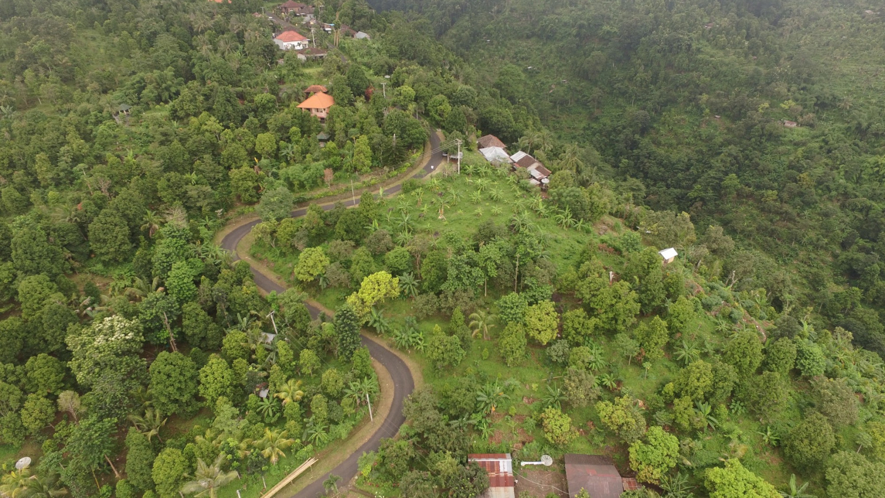 STUNNING OCEAN VIEWS! EIGHT MINUTES DRIVE TO LOVINA