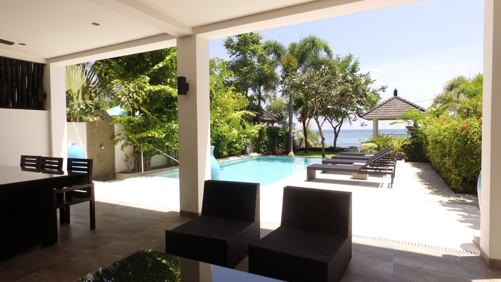 Absolute sea view for this perfect condition modern villa