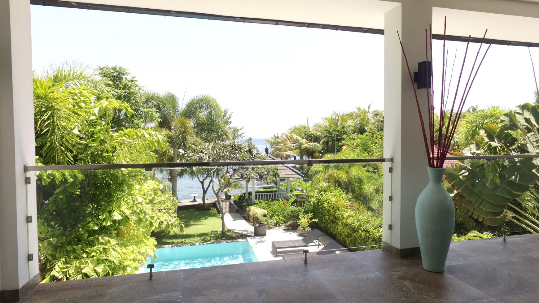 Absolute sea view for this perfect condition modern villa