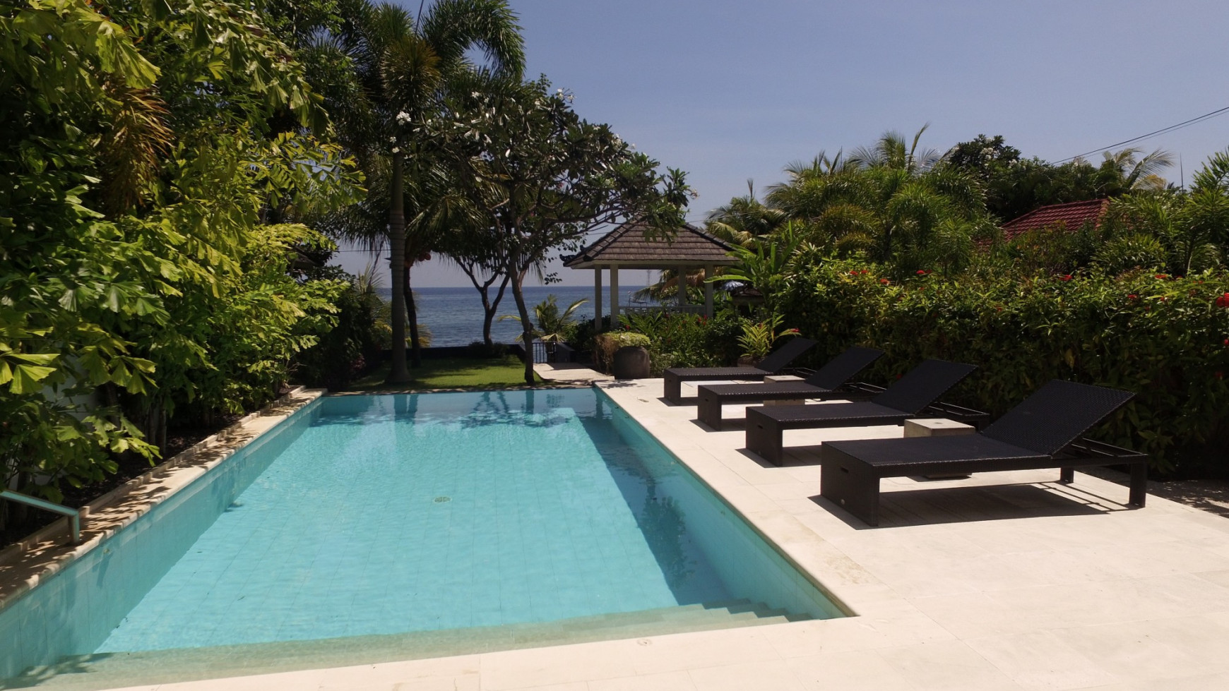 Absolute sea view for this perfect condition modern villa