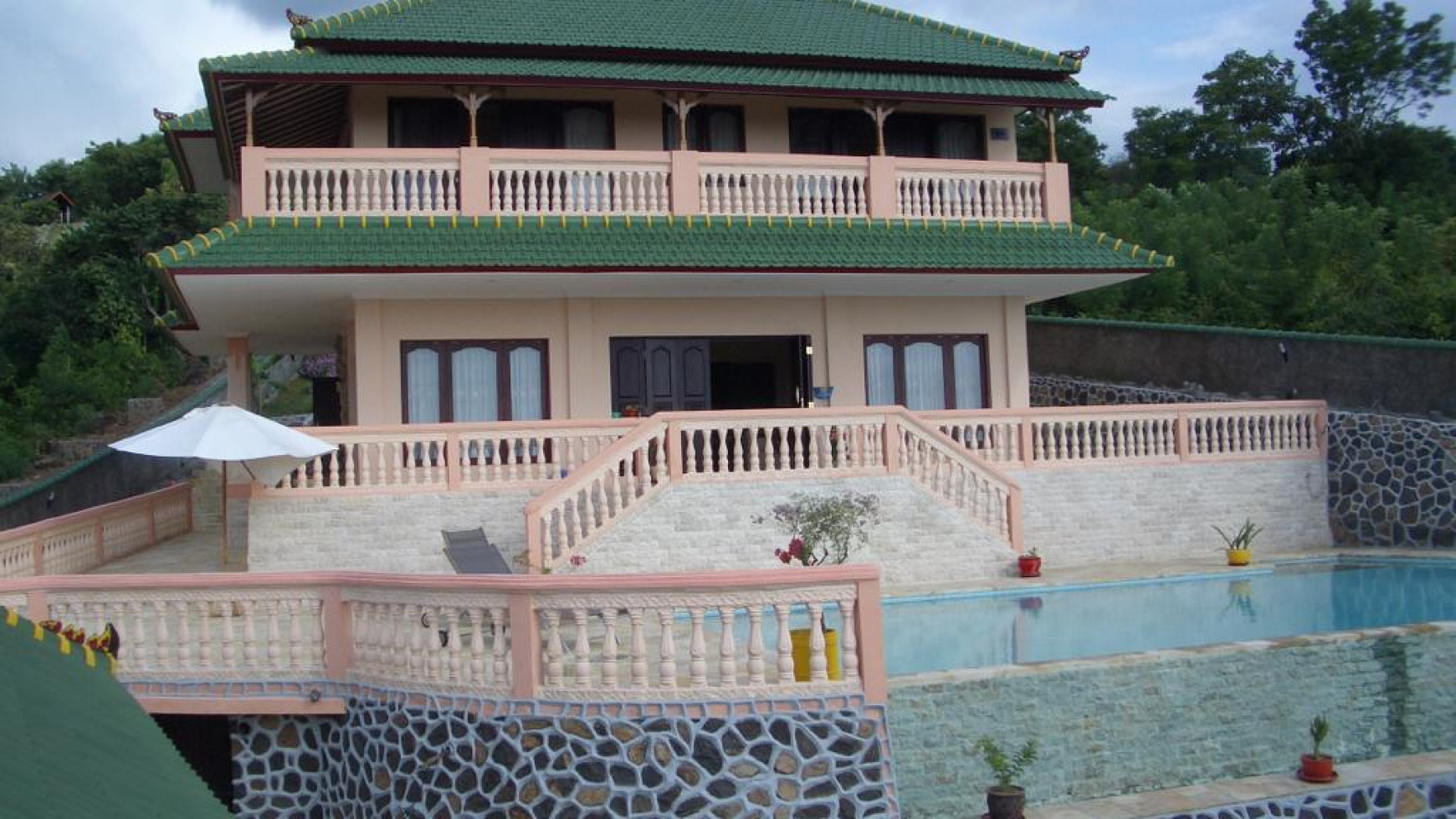 Unique villa 800 meters to the beach, located in the Lovina hills