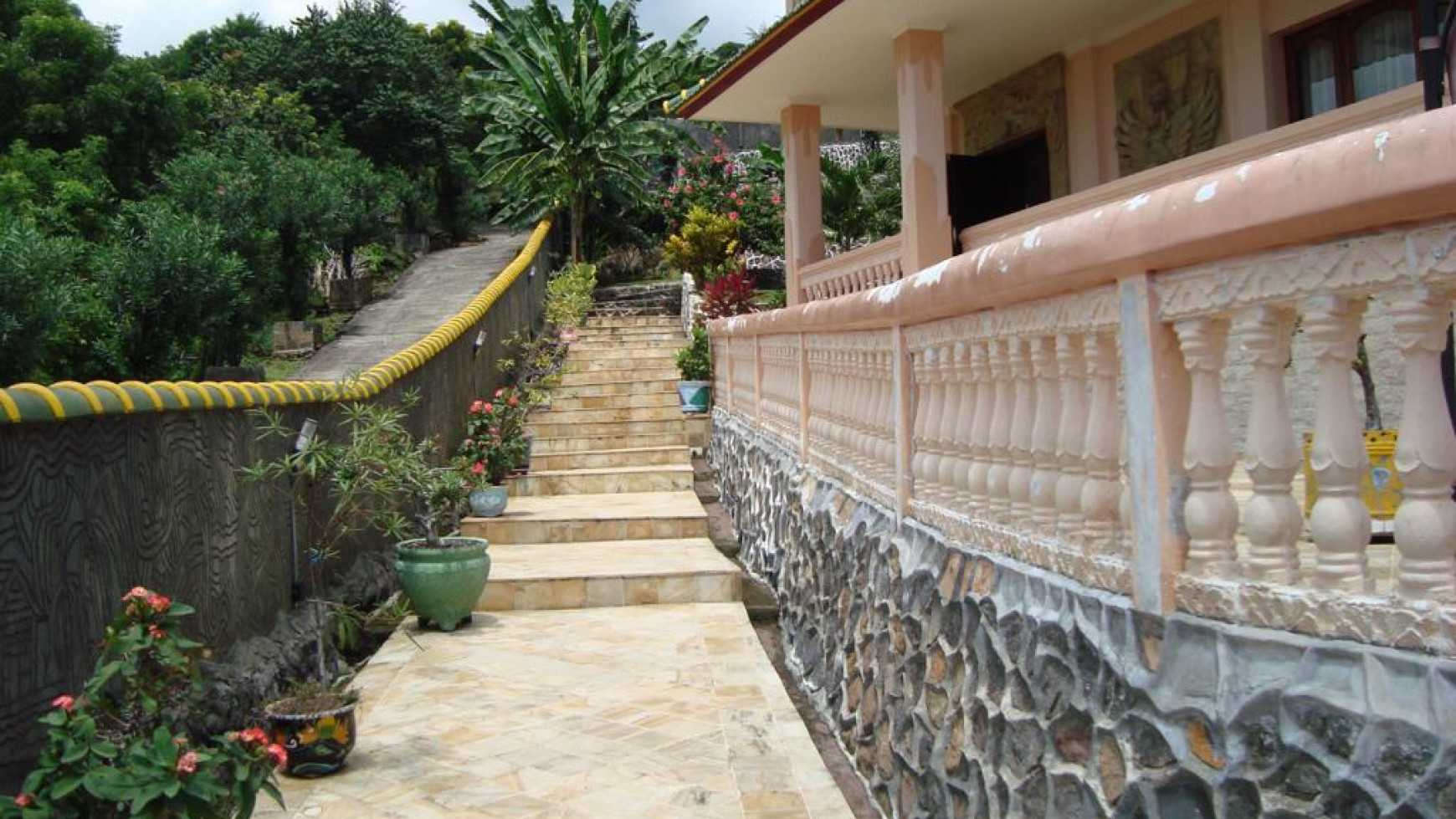 Unique villa 800 meters to the beach, located in the Lovina hills