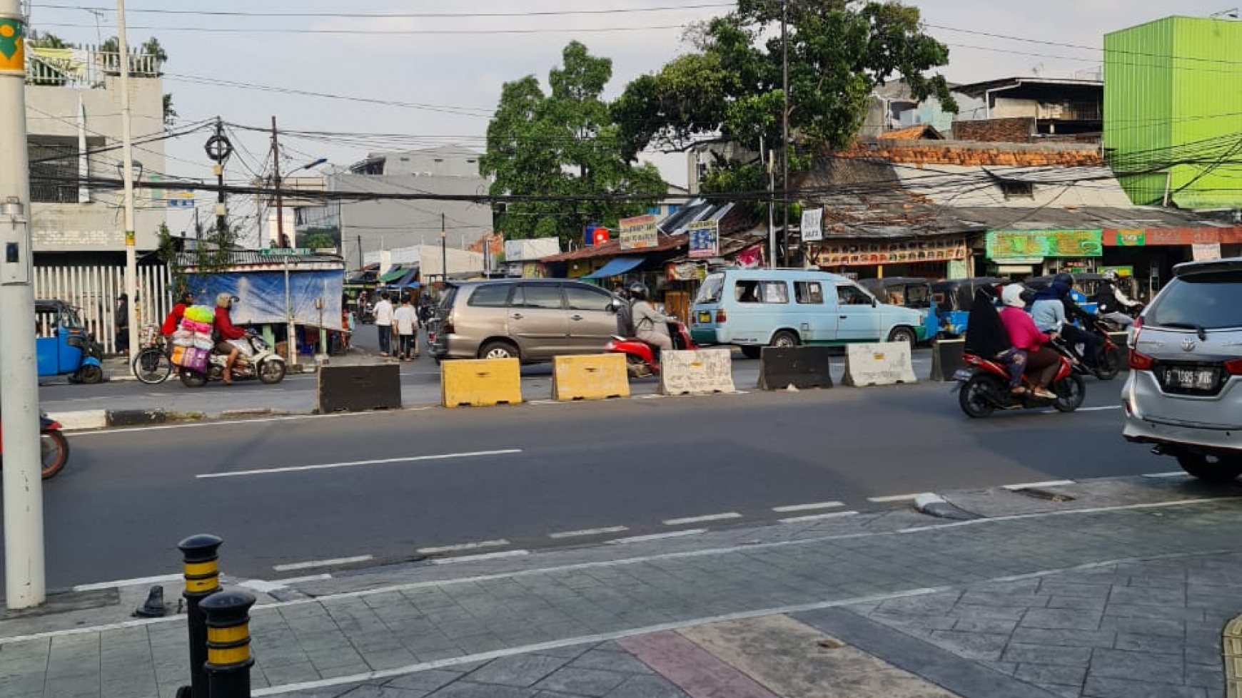 Ruko Jatinegara pinggir jalan Raya cocok untuk usaha .