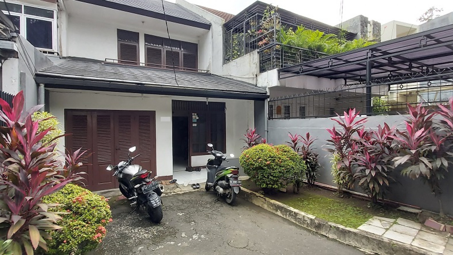 RUMAH DI JALAN SINABUNG, KEBAYORAN BARU, LOKASI STRATEGIS, SHM