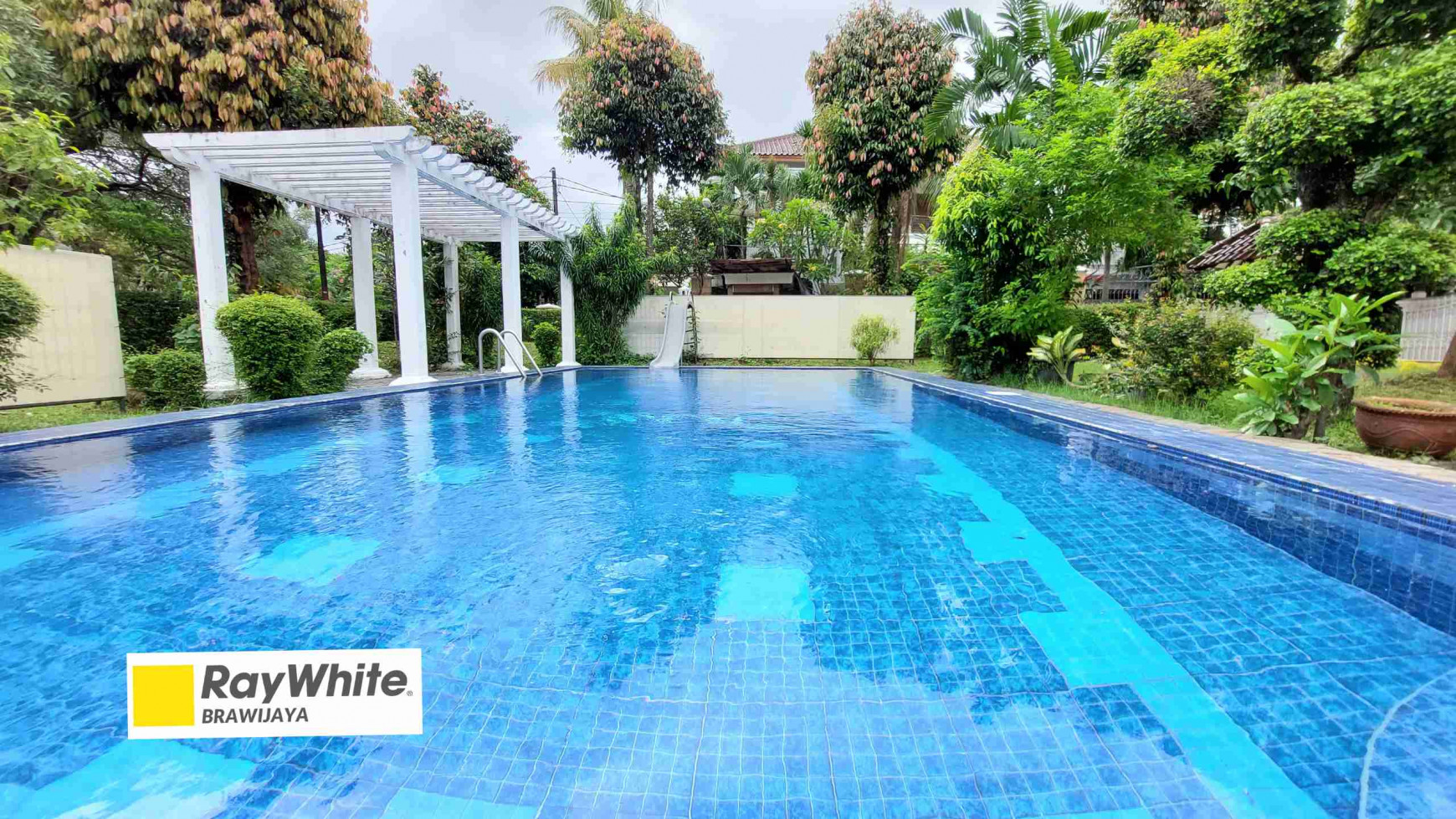 RUAMH DI TAMAN CILANDAK, HANYA 0,5 KM KE MRT FATMAWATI, BISA BUAT KANTOR, PRIVATE POOL