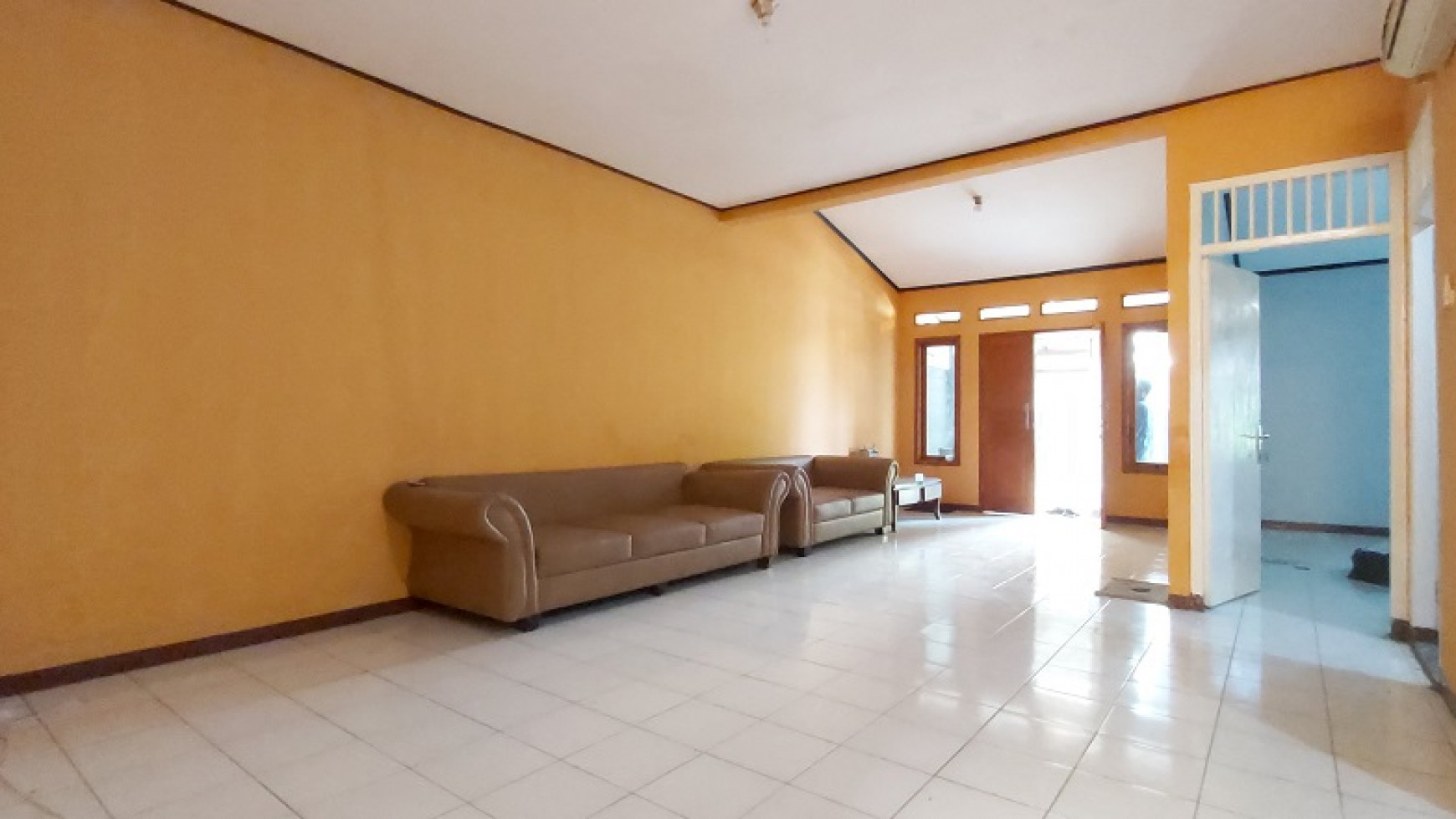 Rumah di Cilandak, Jakarta Selatan, Hanya 500 meter ke MRT Haji Nawi, Bisa sewa buat kantor, Unfurnished