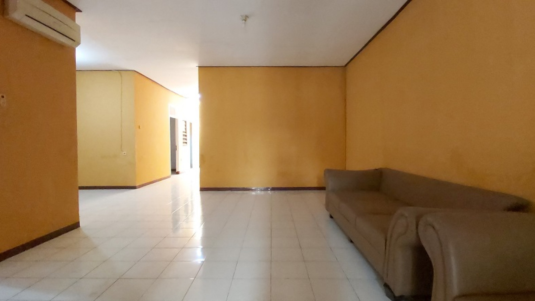 Rumah di Cilandak, Jakarta Selatan, Hanya 500 meter ke MRT Haji Nawi, Bisa sewa buat kantor, Unfurnished