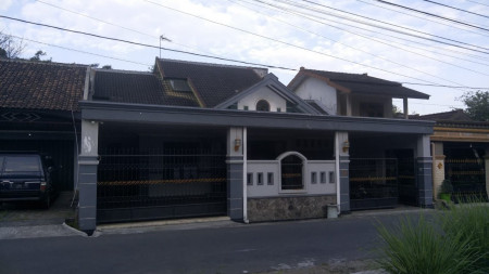 RUMAH TINGGAL 6 KAMAR TIDUR, DI JL TAJEM BARU, MAGUWOHARJO