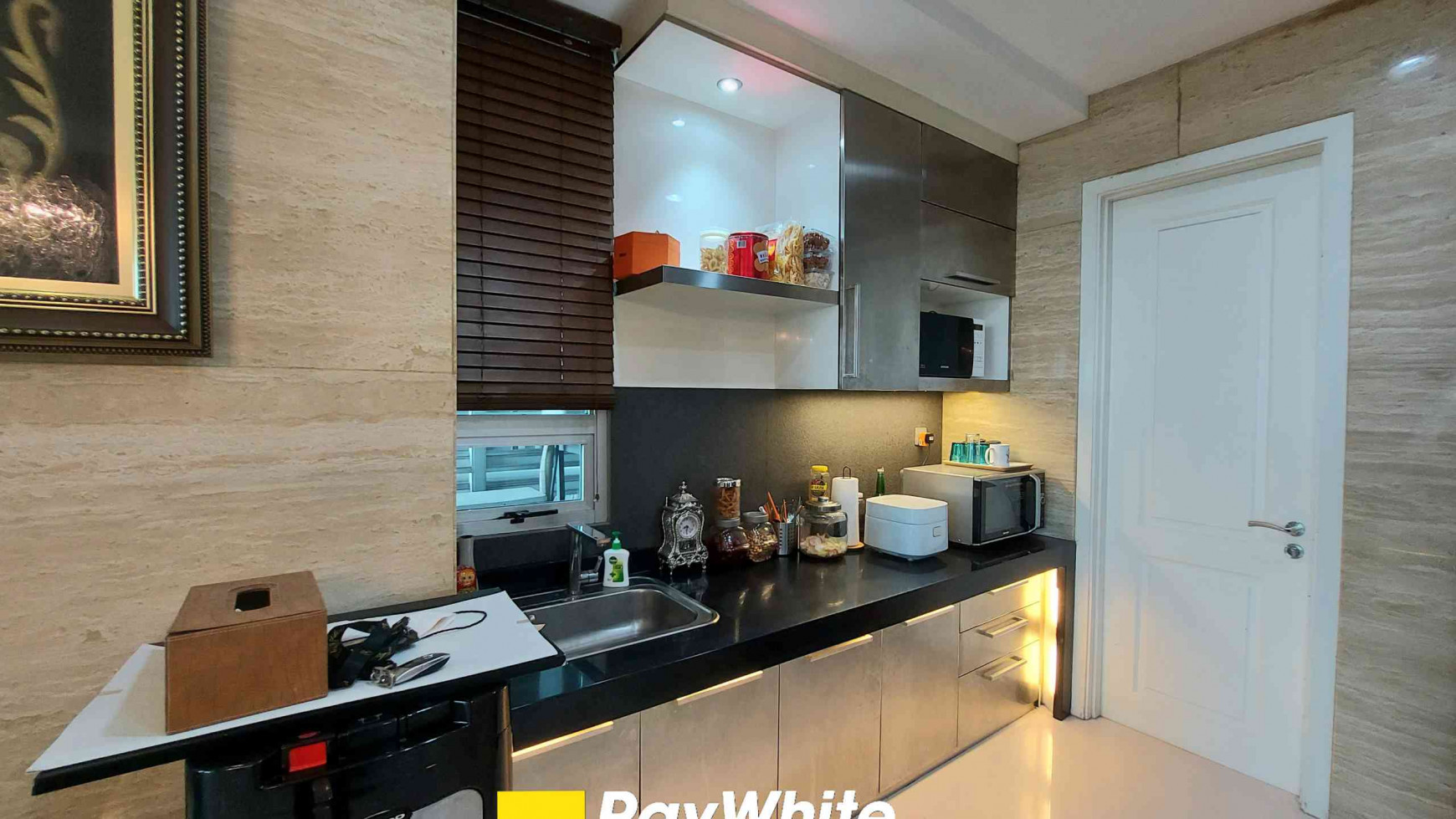 DISEWAKAN APARTEMEN DI TOWER TIFFANY, KEMANG VILLAGE, LANTAI 8, FURNISHED, CITY VIEW, 2+1 BEDROOMS