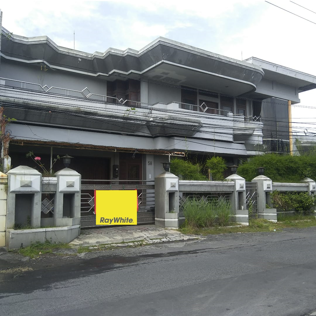 RUMAH MEWAH LOKASI STRATEGIS DEKAT KAMPUS UGM DAN JALAN KALIURANG