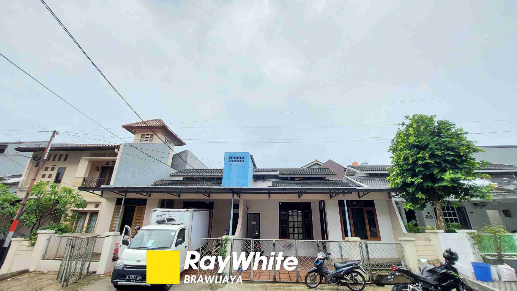 2 RUMAH BERSEBELAHAN DI KOMPLEKS BONA INDAH, LEBAK BULUS, LEBAR DEPAN 15  M, SHM