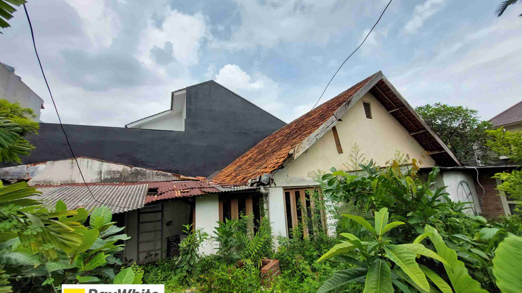 RUMAH TUA DI CIPETE, DALAM KOMPLEKS, HITUNG TANAH SAJA, DI HOOK, HADAP TIMUR