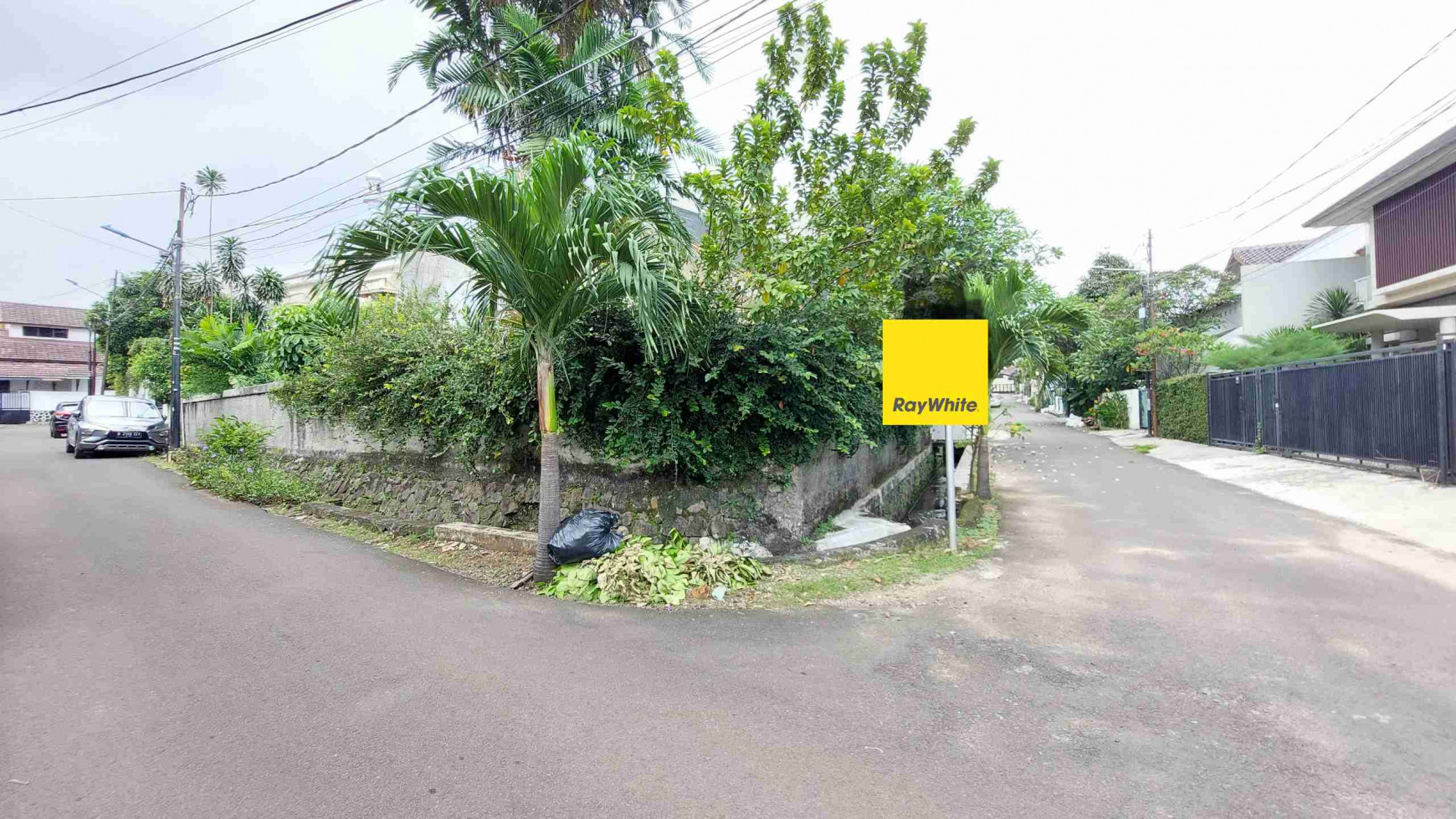 RUMAH TUA DI CIPETE, DALAM KOMPLEKS, HITUNG TANAH SAJA, DI HOOK, HADAP TIMUR