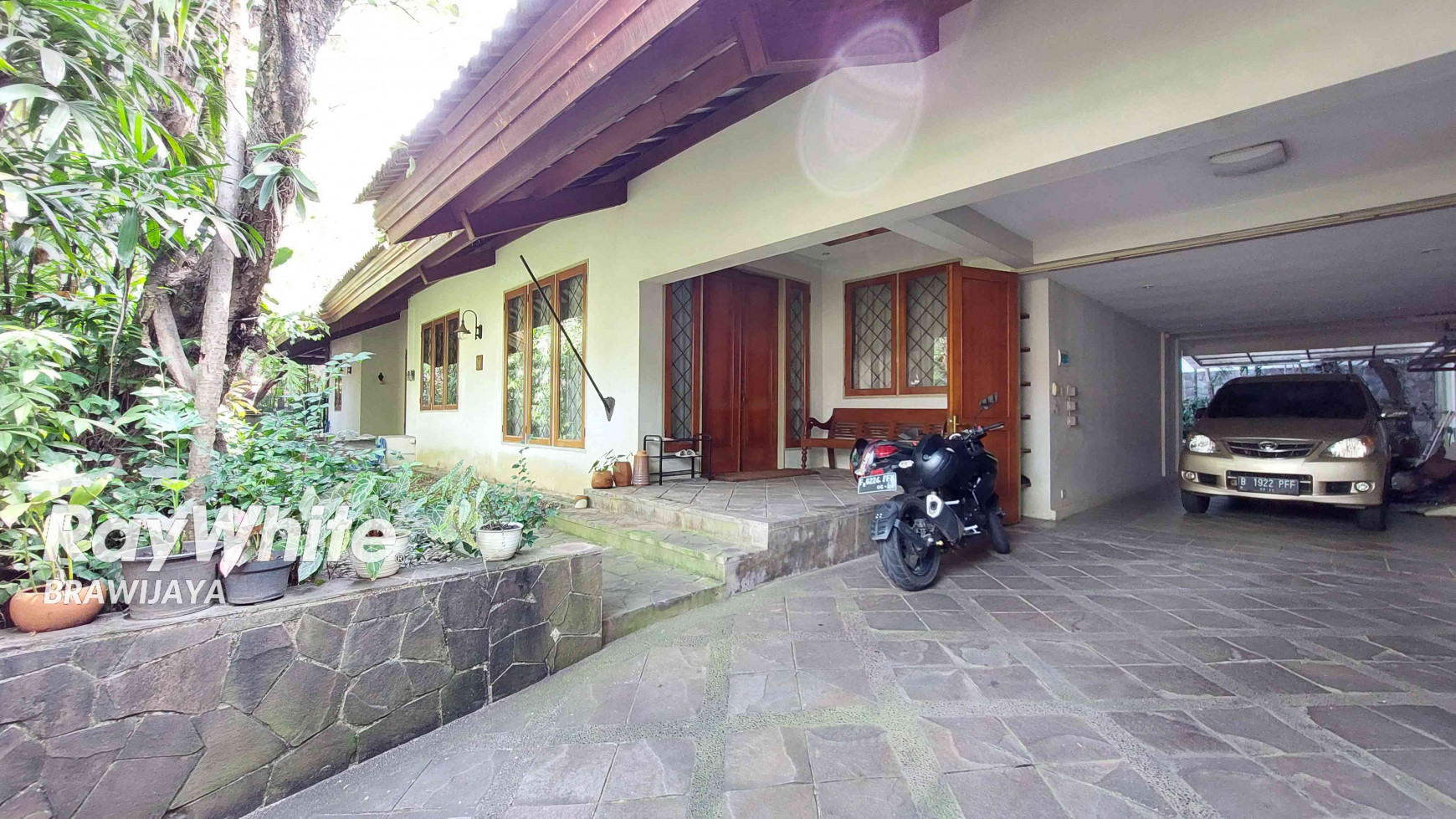 DISEWAKAN RUMAH DI HANG JEBAT, KEBAYORAN BARU, LINGKUNGAN TENANG, PRIVATE POOL, 4 BR