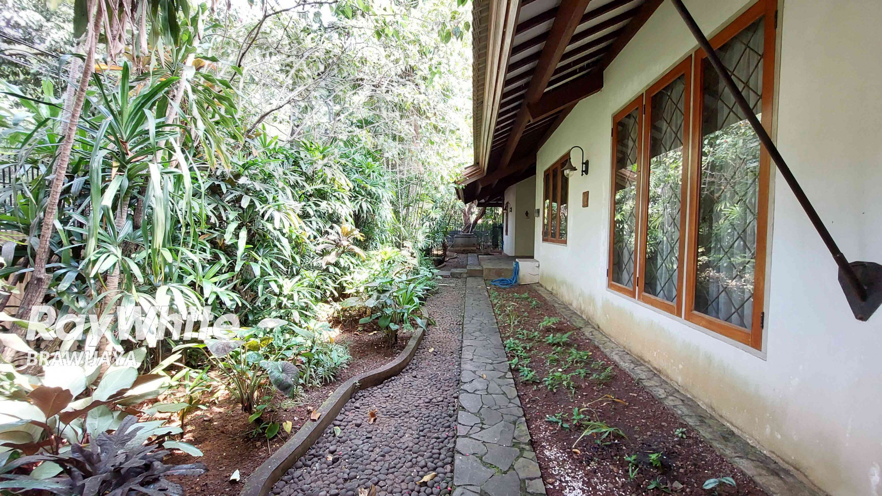 DISEWAKAN RUMAH DI HANG JEBAT, KEBAYORAN BARU, LINGKUNGAN TENANG, PRIVATE POOL, 4 BR