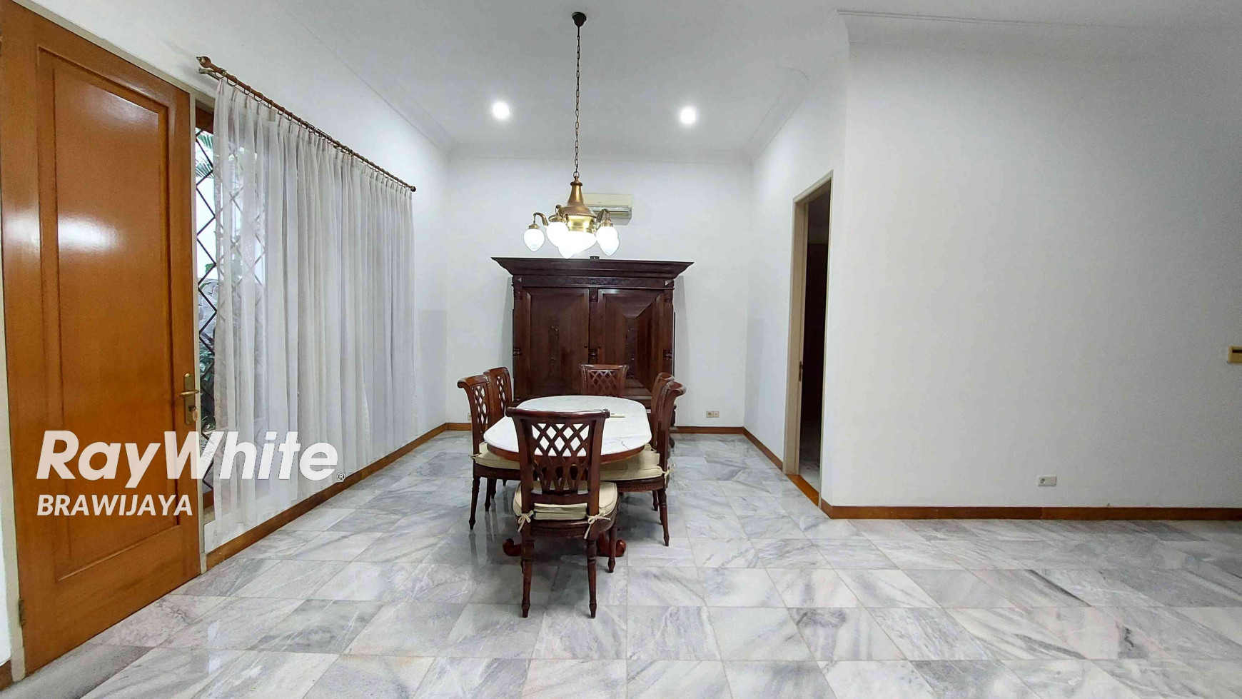 DISEWAKAN RUMAH DI HANG JEBAT, KEBAYORAN BARU, LINGKUNGAN TENANG, PRIVATE POOL, 4 BR