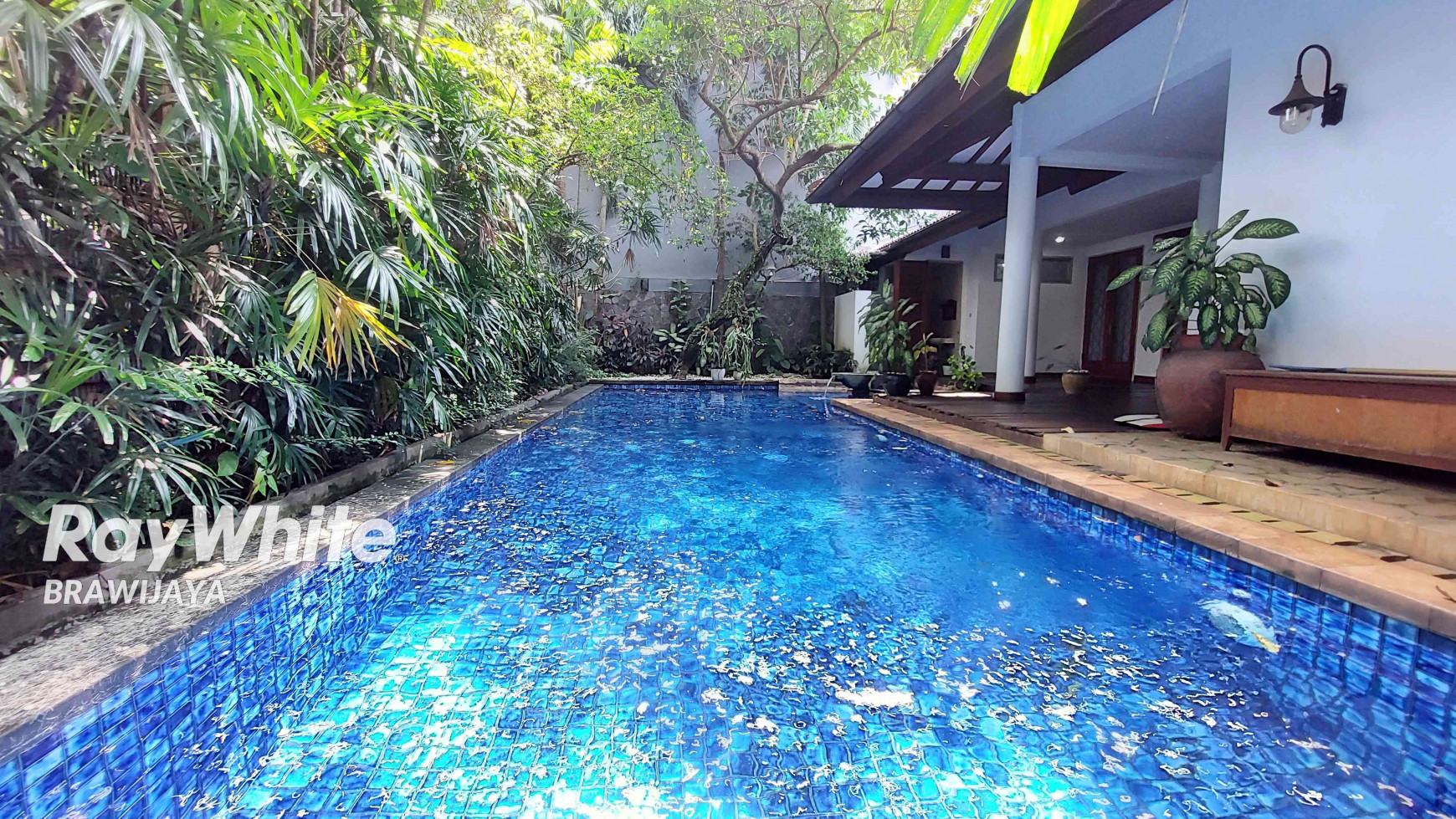 DISEWAKAN RUMAH DI HANG JEBAT, KEBAYORAN BARU, LINGKUNGAN TENANG, PRIVATE POOL, 4 BR