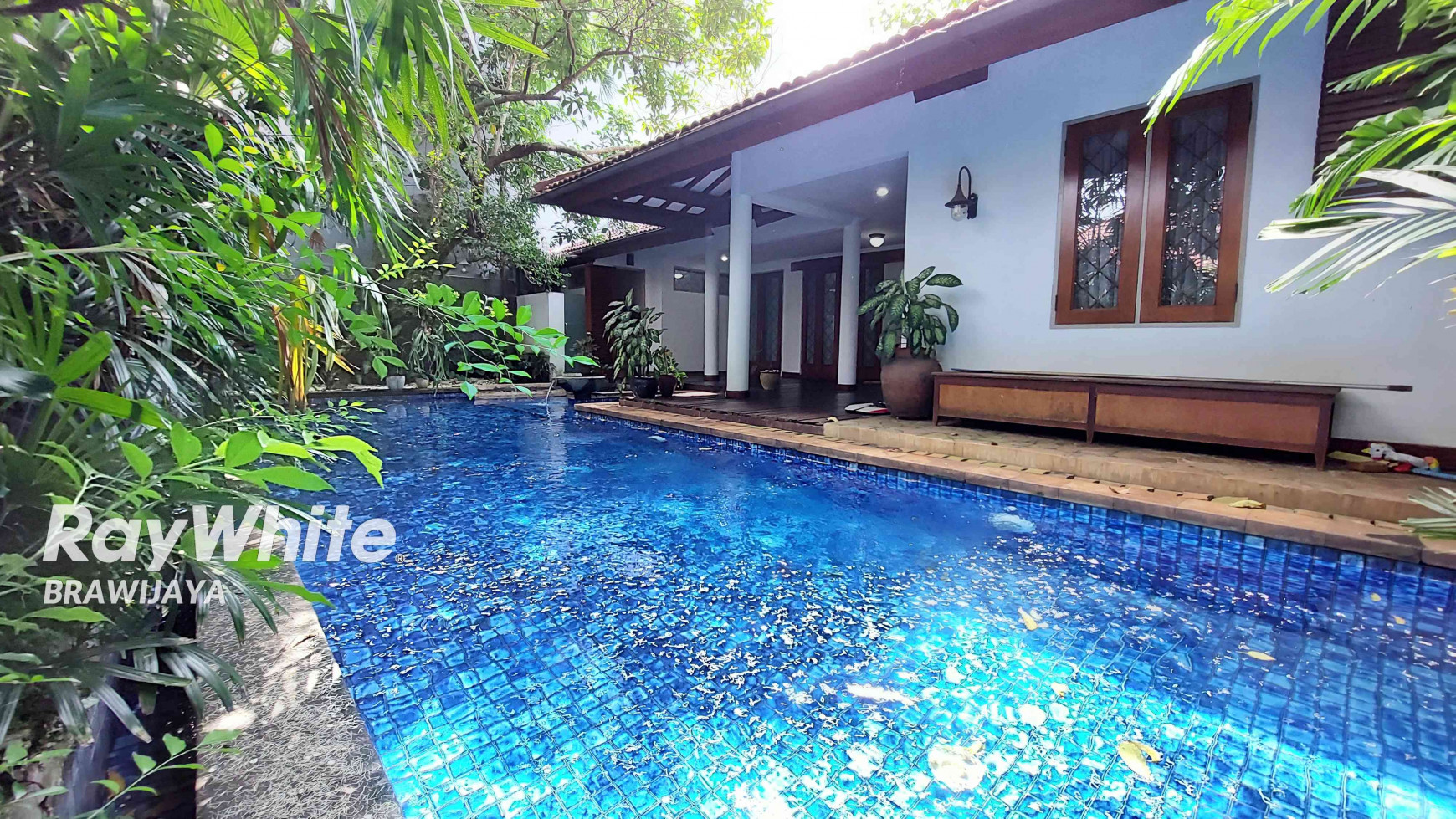 DISEWAKAN RUMAH DI HANG JEBAT, KEBAYORAN BARU, LINGKUNGAN TENANG, PRIVATE POOL, 4 BR