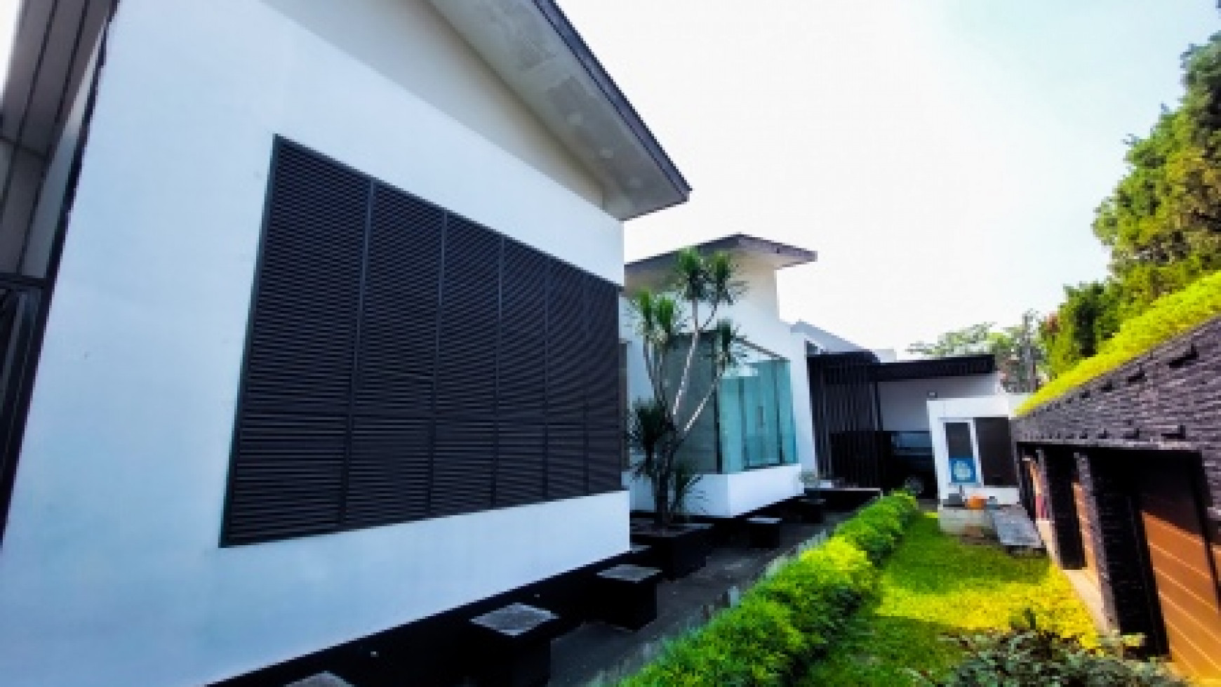 RUMAH BAGUS DESIGN MODERN LINGKUNGAN NYAMAN RAWAMANGUN JAKTIM