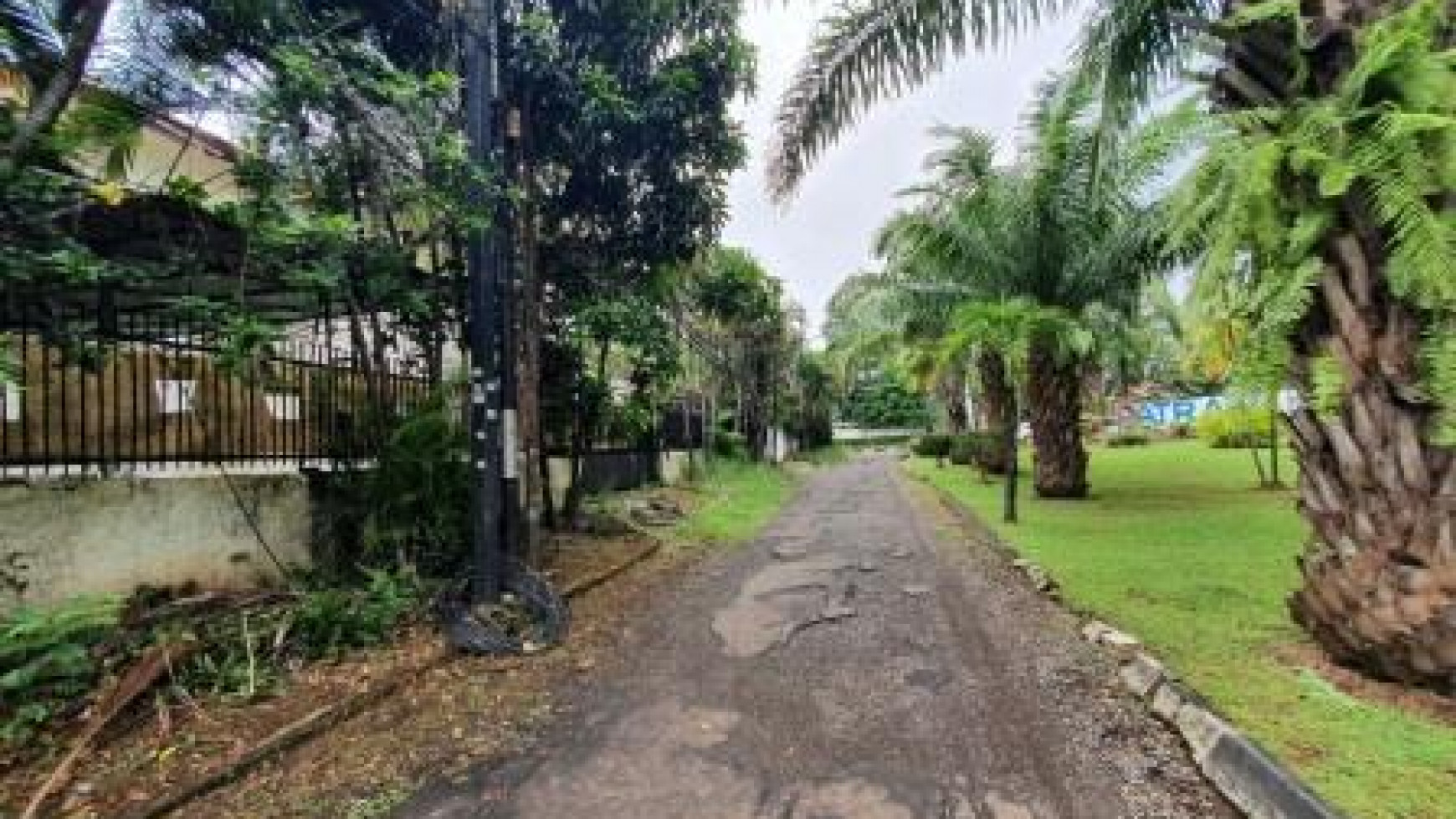 Rumah besar depan taman dijual hitung tanah area patra kuningan 