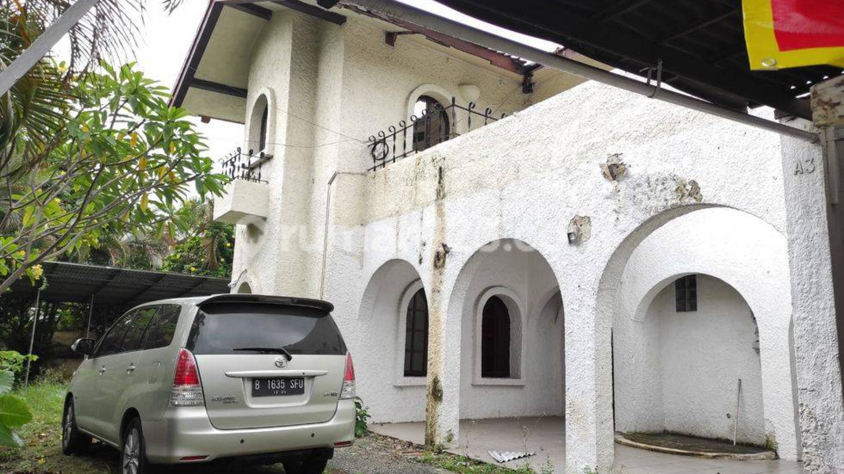 Rumah besar depan taman dijual hitung tanah area patra kuningan 