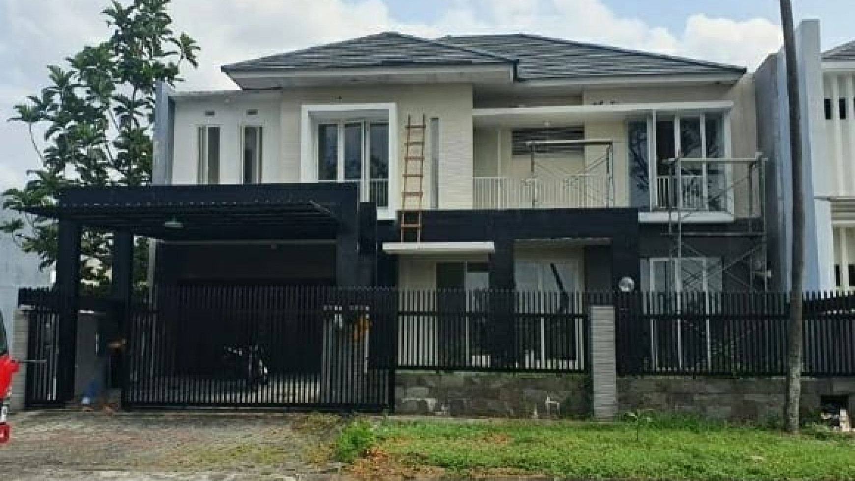 Sewa Rumah Royal Residence Wiyung Surabaya - Raya Luar Cluster - Garasi Carport 4 Mobil + PAGAR