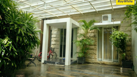 Rumah Furnish di Jl Florence Laguna, Pakuwon City, Surabaya