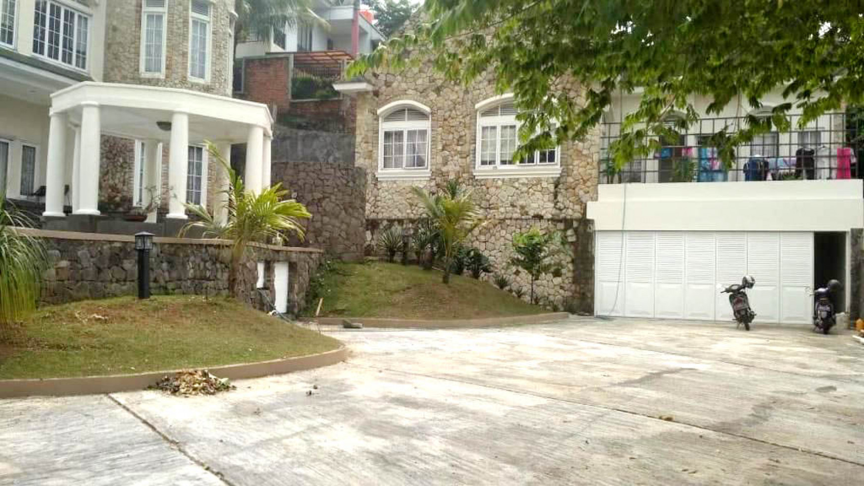 Rumah Carport sangat luas, Kolam Renang, Tanag Ngantong Di Bukit Golf Hijau, Sentul Luas 1.610m2