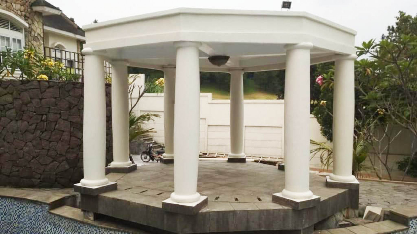 Rumah Carport sangat luas, Kolam Renang, Tanag Ngantong Di Bukit Golf Hijau, Sentul Luas 1.610m2