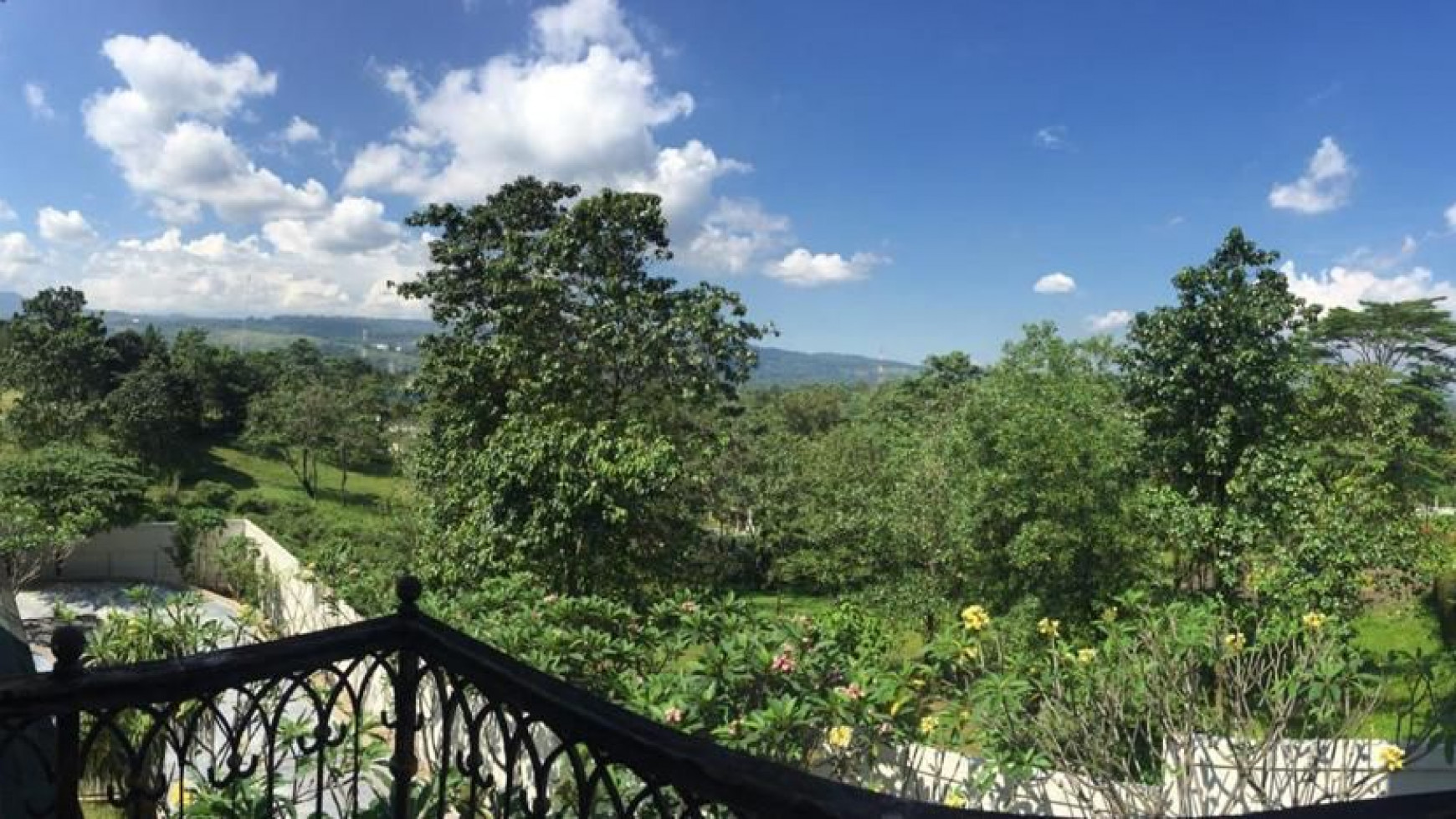 Rumah Carport sangat luas, Kolam Renang, Tanag Ngantong Di Bukit Golf Hijau, Sentul Luas 1.610m2