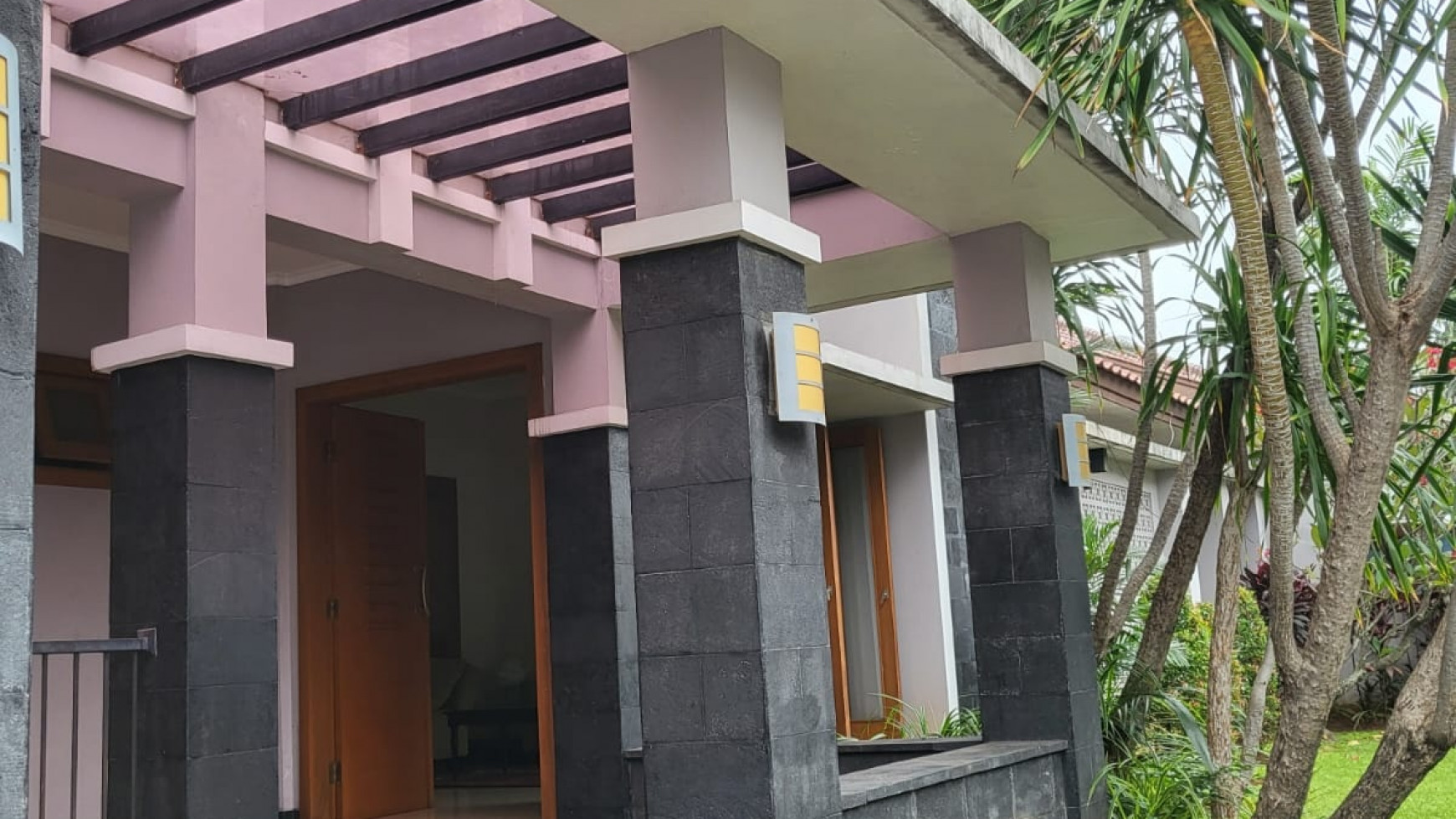 Rumah cantik bertaman apik dalam komplek dekat mrt lebak bulus