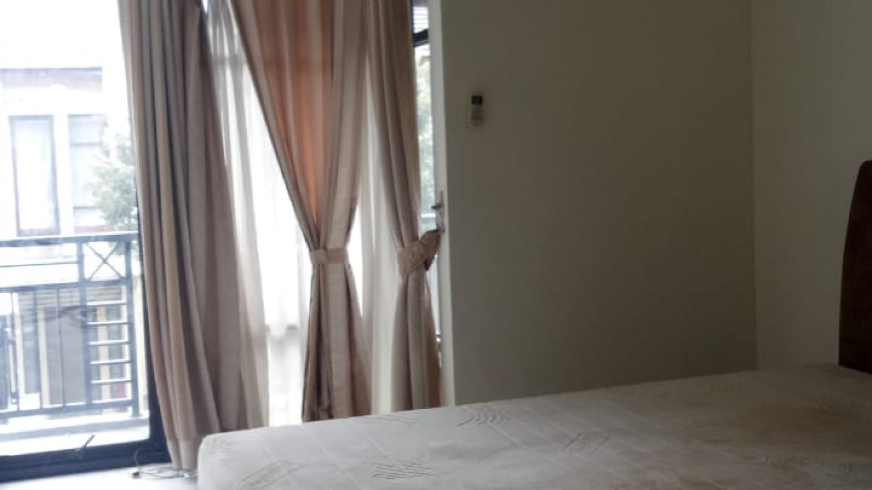 Rumah Emerald Terrace Bintaro Furnished