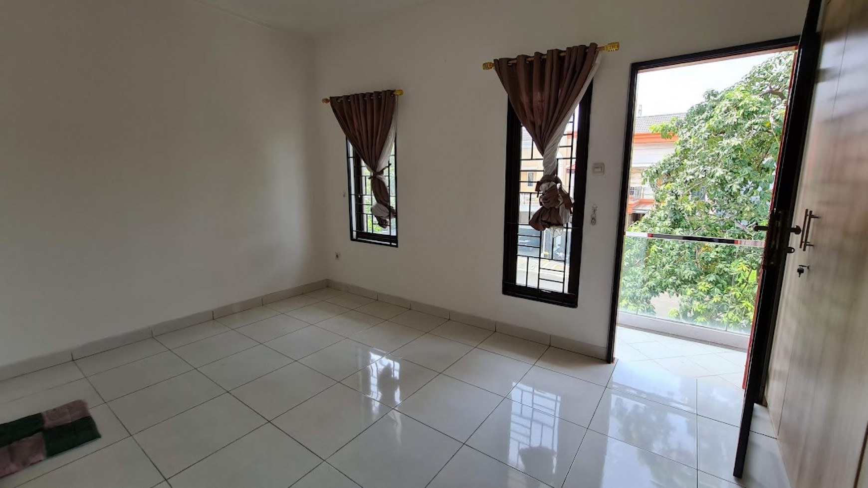 Dijual kondisi bagus rumah di madrid raya palem semi karawaci tangerang