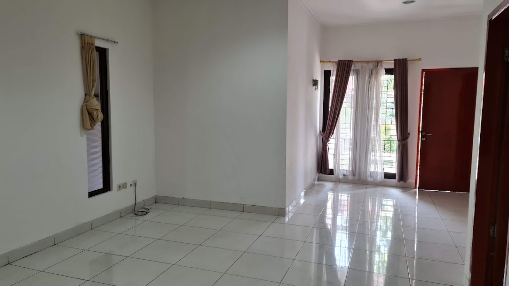 Dijual kondisi bagus rumah di madrid raya palem semi karawaci tangerang