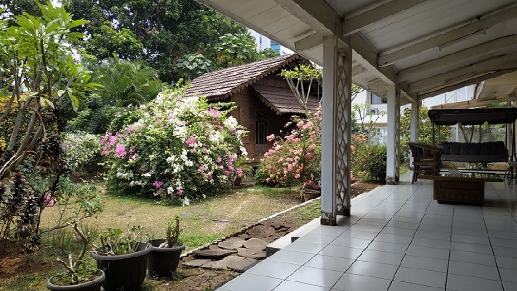 Dijual Rumah Lama  Dengan Taman  Lega Harga Negotiable Lokasi Strategis TB Simatupang Jaksel