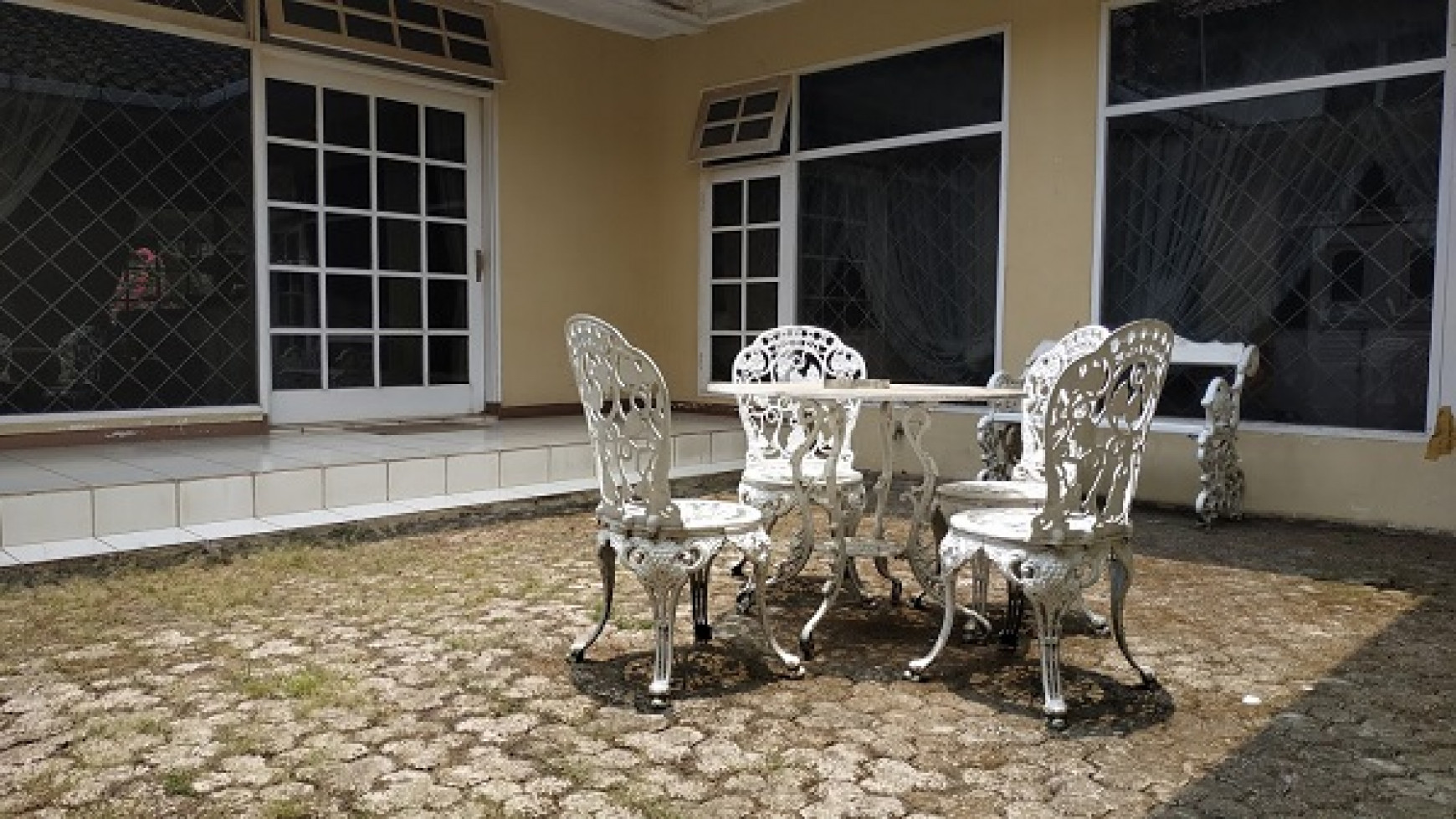 Dijual Rumah Lama  Dengan Taman  Lega Harga Negotiable Lokasi Strategis TB Simatupang Jaksel