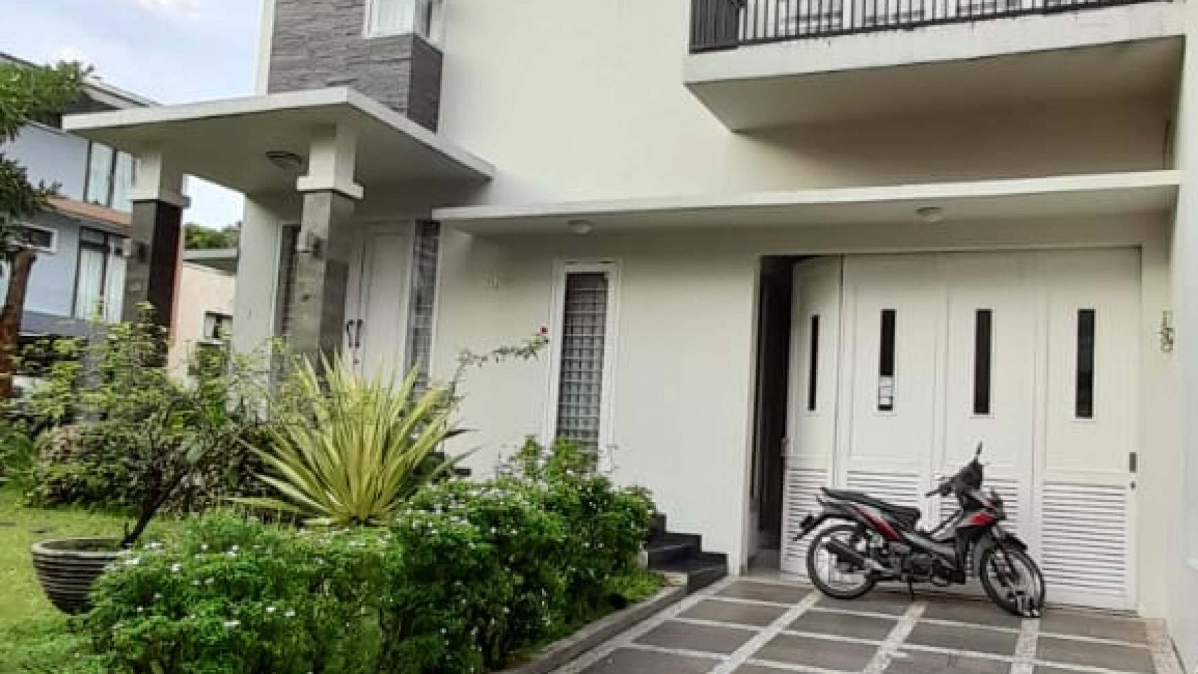 Rumah Modern Minimalis Siap Huni Asri Dalam Cluster Posisi Hoek Bona Vista Jakarta Selatan