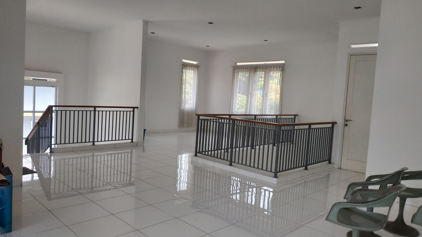 Rumah Modern Minimalis Siap Huni Asri Dalam Cluster Posisi Hoek Bona Vista Jakarta Selatan