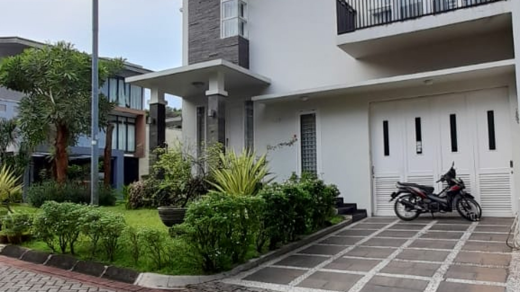 Rumah Modern Minimalis Siap Huni Asri Dalam Cluster Posisi Hoek Bona Vista Jakarta Selatan