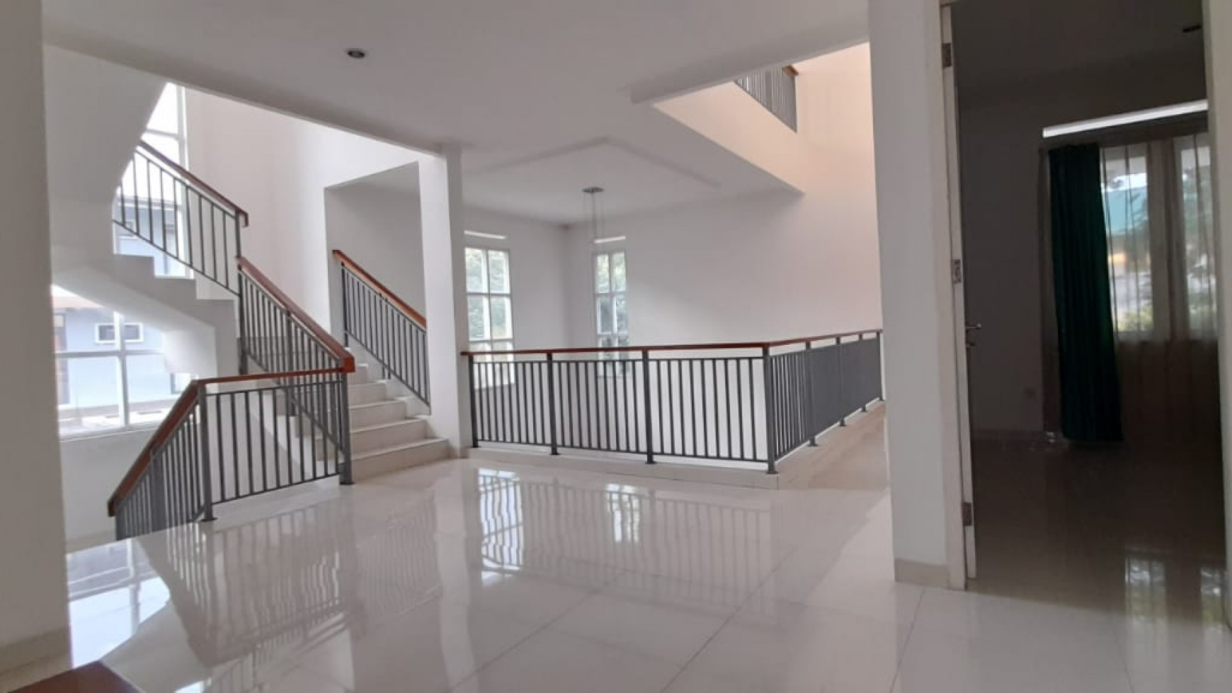 Rumah Modern Minimalis Siap Huni Asri Dalam Cluster Posisi Hoek Bona Vista Jakarta Selatan