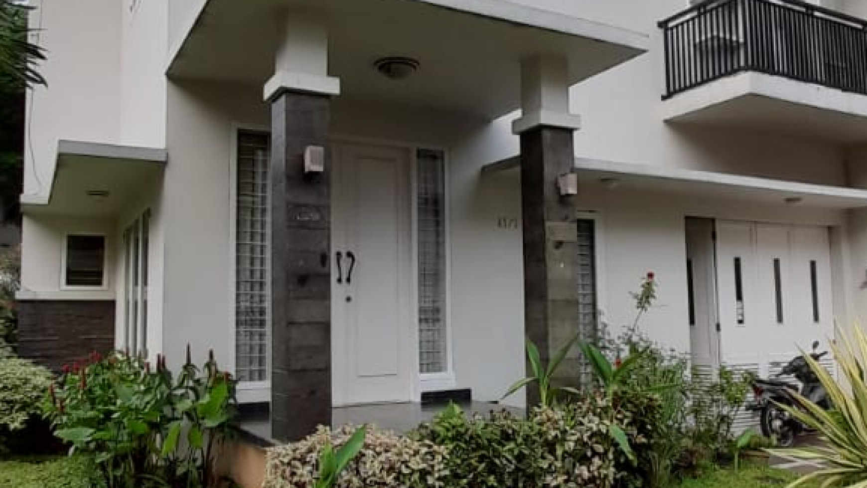 Rumah Modern Minimalis Siap Huni Asri Dalam Cluster Posisi Hoek Bona Vista Jakarta Selatan