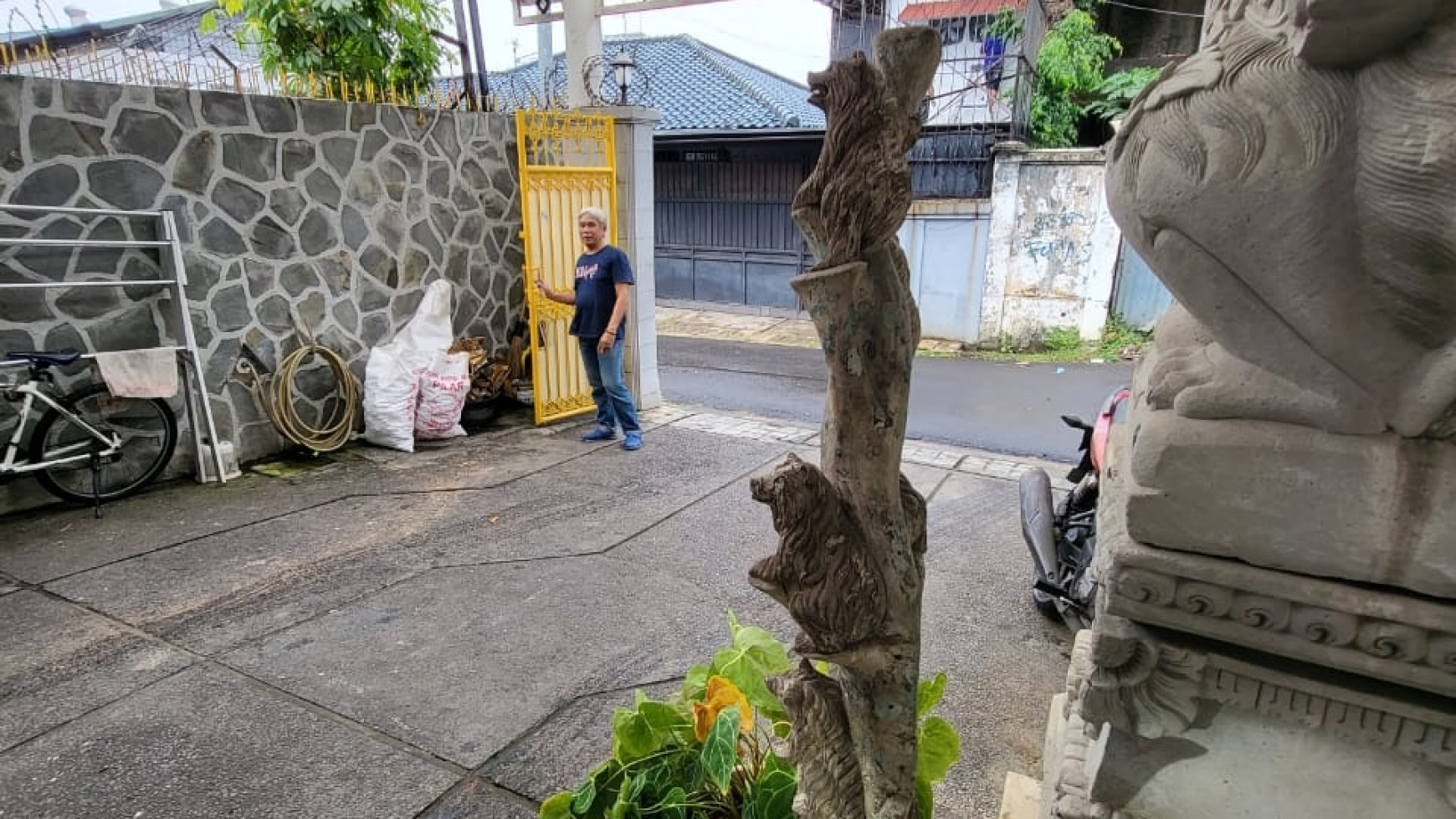 Rumah gaya etnik dijual  area kemang dekat MC Donald sangat strategis 