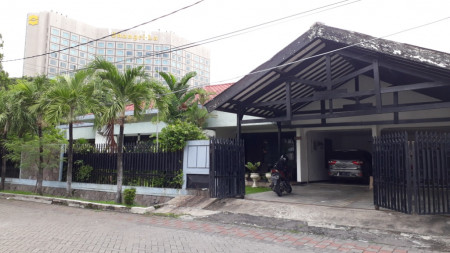 222. Dijual murah Rumah Hook di Perumahan elite jaman old ... letaknya stretegis belakang Hotel ***** Shangrilla ***** Bintang Diponggo