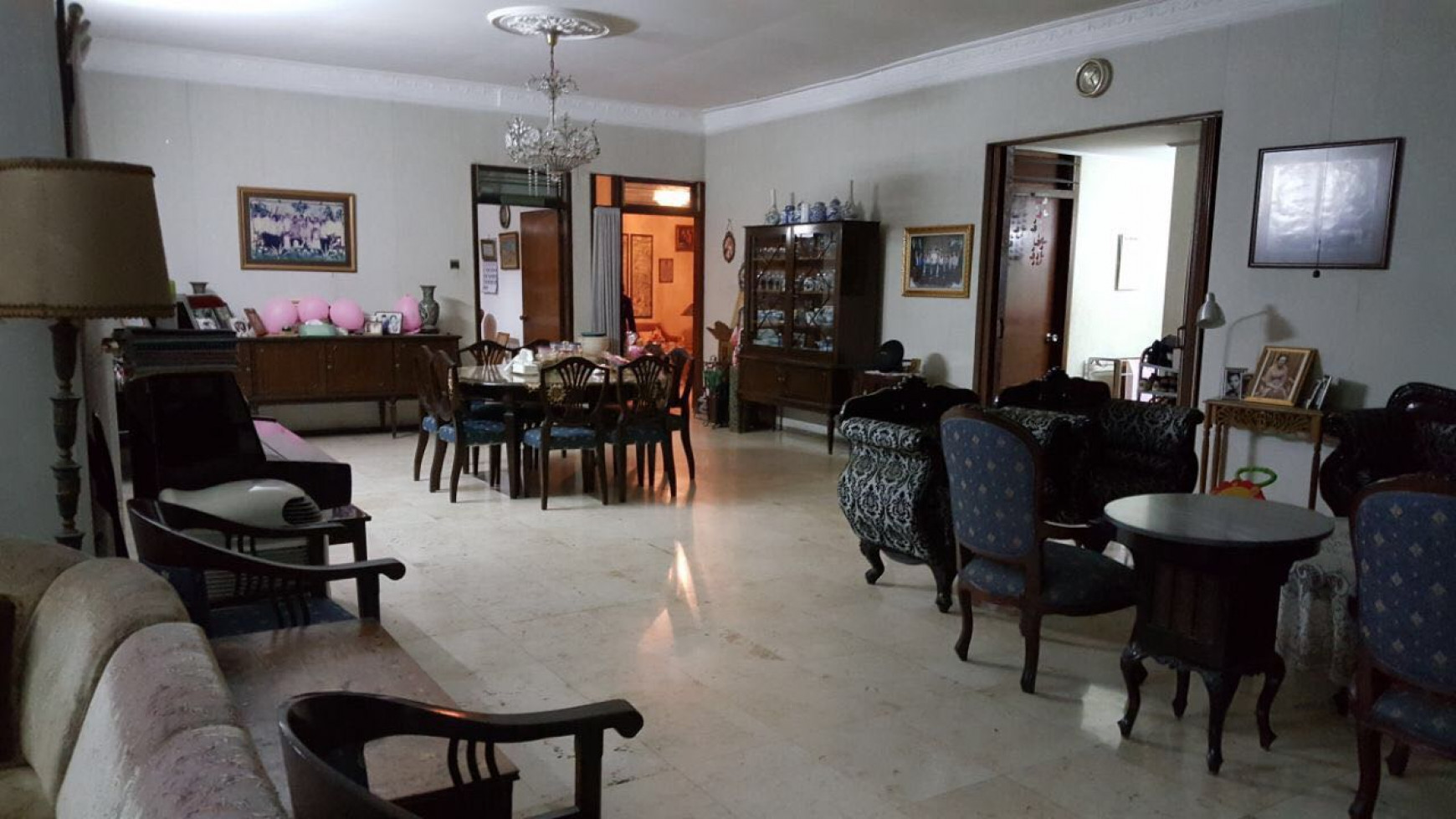 222. Dijual murah Rumah Hook di Perumahan elite jaman old ... letaknya stretegis belakang Hotel ***** Shangrilla ***** Bintang Diponggo